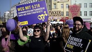 Insbesondere Paragraf 218 des Strafgesetzbuches, der Schwangerschaftsabbr&uuml;che als Straftat definiert, sorgt sowohl bei Gegnern als auch Bef&uuml;rwortern von Abtreibungen f&uuml;r Diskussionen.