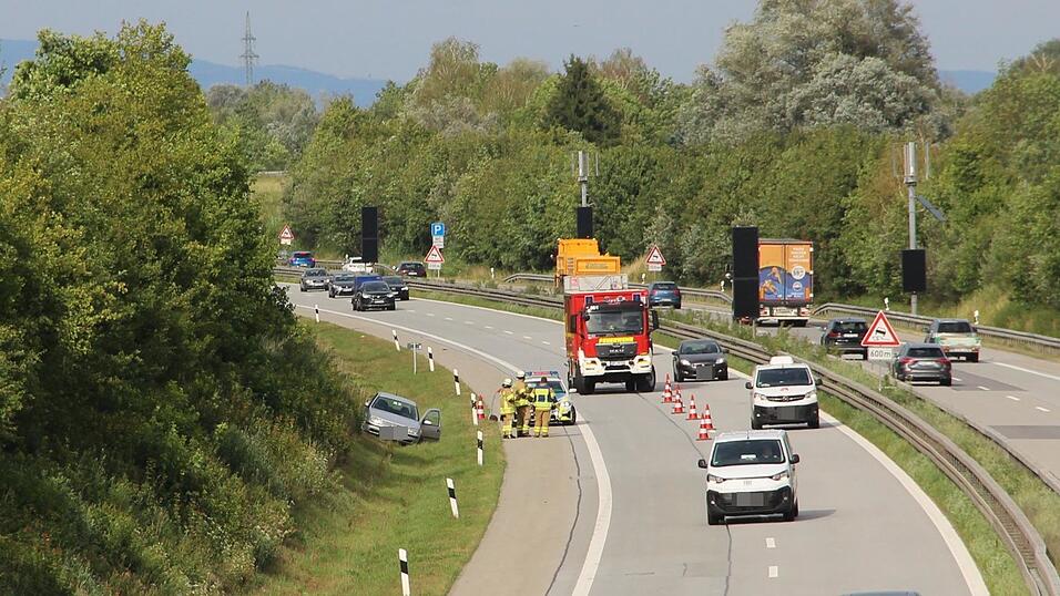 Im Gr&uuml;nstreifen neben der Autobahn fand sich eine Autofahrerin wieder, nachdem bei ihr k&ouml;rperliche Probleme aufgetreten waren.
