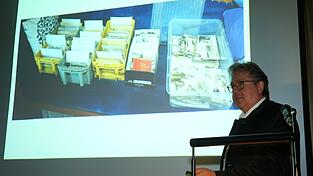 Dr. Richard Loibl hat mit seinem Buch &bdquo;Gr&uuml;&szlig;e aus dem Wilden Osten&ldquo; ein Standardwerk der j&uuml;ngeren Kulturgeschichte des Bayerischen Waldes vorgelegt.