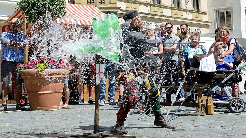 Mittelalter-Flair und super Stimmung: Die lange Einkaufsnacht 'Schlaflos' war gleichzeitig der Auftakt zum Mittelalter-Fest in Straubing. Mittelalter-Flair und super Stimmung: Die lange Einkaufsnacht 'Schlaflos' war gleichzeitig der Auftakt zum Mittelalter-Fest in Straubing.