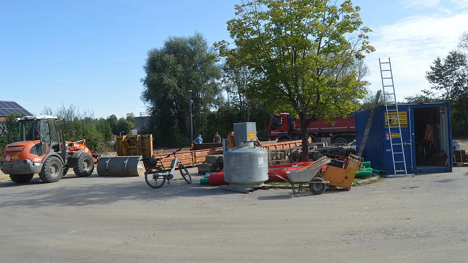 Schweres Ger&auml;t wird auf dem Gel&auml;nde der Altstoffsammelstelle eingesetzt.