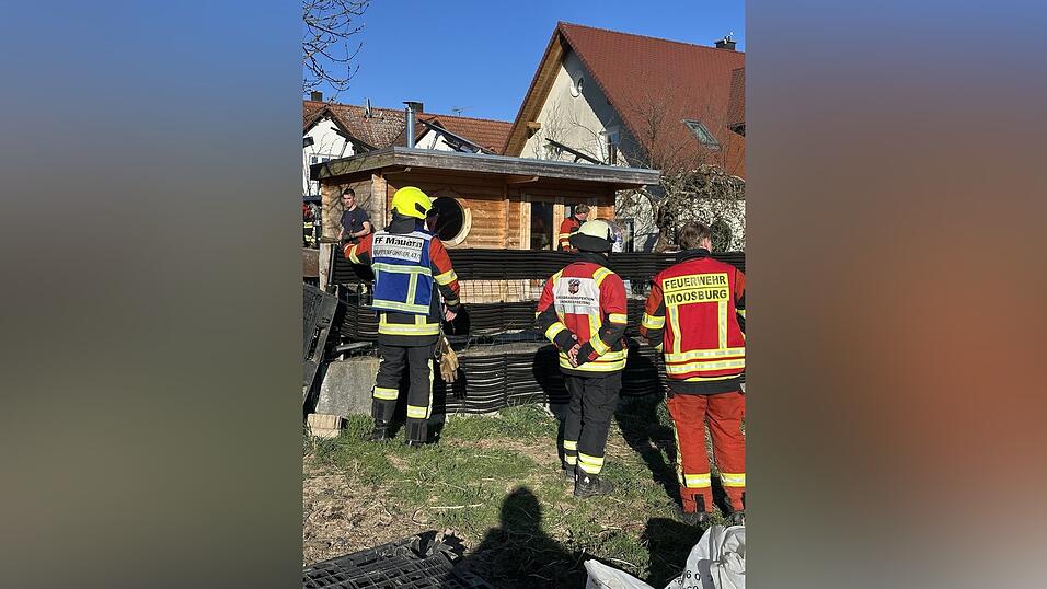 Die Feuerwehren aus Mauern und Moosburg retteten in Mauern ein Pferd aus einem Pool Die Feuerwehren aus Mauern und Moosburg retteten in Mauern ein Pferd aus einem Pool