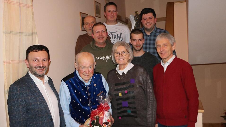 An seinem 85. Geburtstag durfte der Jubilar Josef Steidl (2.v.l.) als offizielle Gäste Bürgermeister Markus Hofmann, Seniorenbeiratsvorsitzende Erna Schneider und je eine Abordnung des Burschen-Wanderer-Vereins und der FFW Bad Kötzting empfangen. An seinem 85. Geburtstag durfte der Jubilar Josef Steidl (2.v.l.) als offizielle Gäste Bürgermeister Markus Hofmann, Seniorenbeiratsvorsitzende Erna Schneider und je eine Abordnung des Burschen-Wanderer-Vereins und der FFW Bad Kötzting empfangen.