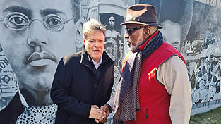 In Bronzeville unterh&auml;lt sich Robert Habeck mit Community Manager Bruce Montgomery &uuml;ber die Energiewende.