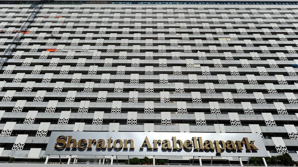 Die Fassade des Arabellahauses und der Eingang zum mittlerweile umbenannten Hotel in dem 73 Meter hohen Gebäude im Jahr 2013. Ab 2013 soll aufwändig saniert werden. (Archiv) Die Fassade des Arabellahauses und der Eingang zum mittlerweile umbenannten Hotel in dem 73 Meter hohen Gebäude im Jahr 2013. Ab 2013 soll aufwändig saniert werden. (Archiv)