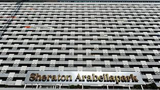 Die Fassade des Arabellahauses und der Eingang zum mittlerweile umbenannten Hotel in dem 73 Meter hohen Gebäude im Jahr 2013. Ab 2013 soll aufwändig saniert werden. (Archiv) Die Fassade des Arabellahauses und der Eingang zum mittlerweile umbenannten Hotel in dem 73 Meter hohen Gebäude im Jahr 2013. Ab 2013 soll aufwändig saniert werden. (Archiv)