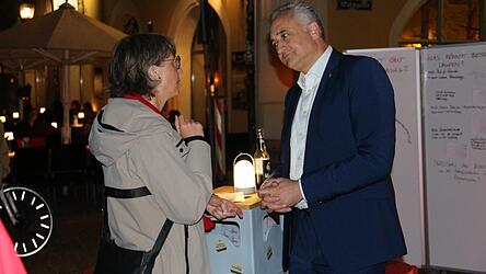 Auf Augenh&ouml;he mit dem Oberb&uuml;rgermeister Thomas Burger konnten B&uuml;rgerinnen und B&uuml;rger am Freitagabend alles besprechen, was ihnen auf dem Herzen lag.