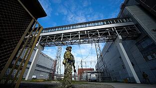Ein russischer Soldat bewacht einen Bereich des Kernkraftwerks Saporischschja. Das Foto wurde bei einer vom russischen Verteidigungsministerium organisierten Reise aufgenommenen.