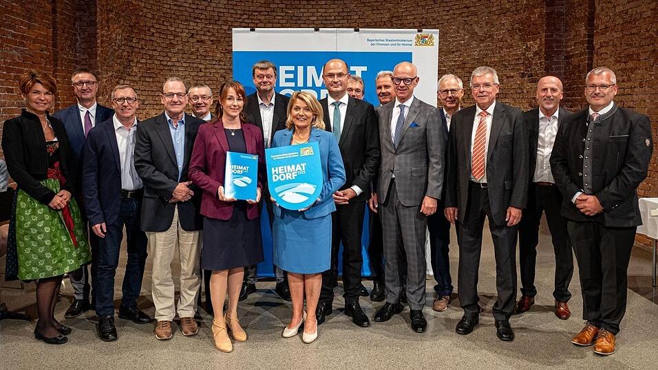 B&uuml;rgermeisterin Elisabeth Kerscher (Mitte) und eine Delegation aus Wiesent nahm die Auszeichnung von Heimatminister Albert F&uuml;racker (Achter von rechts) entgegen.