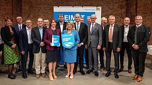 Bürgermeisterin Elisabeth Kerscher (Mitte) und eine Delegation aus Wiesent nahm die Auszeichnung von Heimatminister Albert Füracker (Achter von rechts) entgegen.