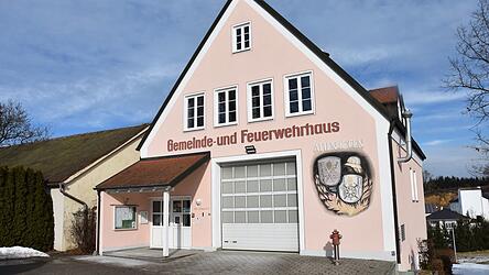 Das Gemeinde- und Feuerwehrhaus in Attenhofen: Nach 18 Jahren w&auml;hlen die B&uuml;rger am 8. M&auml;rz einen neuen B&uuml;rgermeister. Amtsinhaber Franz Stiglmaier h&ouml;rt auf.