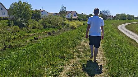 Zwischen schattigen Wiesen (links), Erholungen am Wasser (Mitte) und Passagen auf dem Damm - von allem ist etwas dabei.