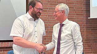 OB Markus Pannermayr gratuliert dem neuen Vorsitzenden des Zweckverbands f&uuml;r Rettungsdienst und Feuerwehralarmierung, Landrat Tobias Beck.