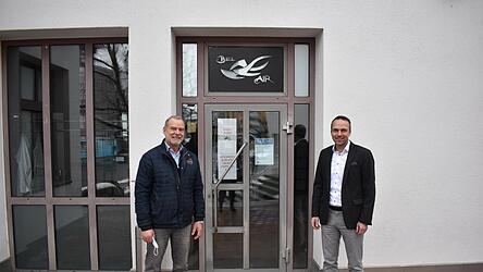Bürgermeister Armin Grassinger bedankte sich bei Klaus Hirschberger für 32 Jahre Bel Air. Bürgermeister Armin Grassinger bedankte sich bei Klaus Hirschberger für 32 Jahre Bel Air.