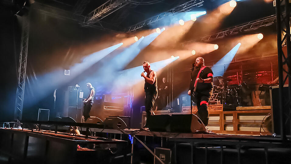 Die Rammstein-Coverband Stahlzeit begeisterte beim Campus Open Air Deggendorfer Fans. Die Rammstein-Coverband Stahlzeit begeisterte beim Campus Open Air Deggendorfer Fans.