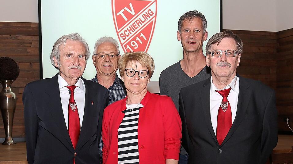Die neu gew&auml;hlte F&uuml;hrungsriege des TV Schierling mit Vorsitzendem Richard Rohrer (links).