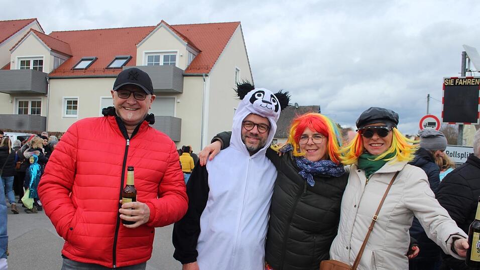 Viele Faschings-Fans haben sich am Samstag den Umzug in Langenbach angesehen. Viele Faschings-Fans haben sich am Samstag den Umzug in Langenbach angesehen.