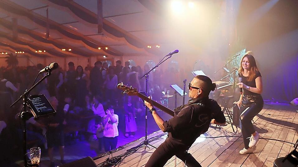 Die Musik trieb die vielen G&auml;ste auf die Bierb&auml;nke.