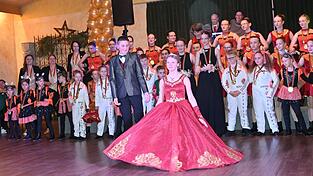 Das Kinderprinzenpaar Marie und Lucas vor versammelter Narrhalla-Mannschaft. Das Kinderprinzenpaar Marie und Lucas vor versammelter Narrhalla-Mannschaft.