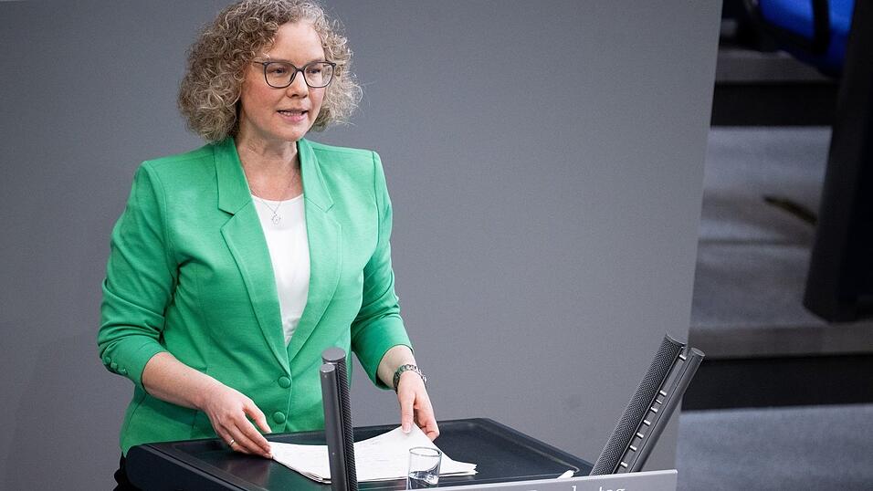 Die Gr&uuml;nen-Abgeordnete Julia Verlinden fordert ein Tempolimit auf Autobahnen zur Entlastung angesichts der hohen Spritpreise. (Archivbild)