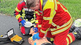 First Responder: Gerade bei einem Herzinfarkt zählt jede Minute. Ist der Anfahrtsweg für einen Rettungswagen zu weit, überbrücken speziell geschulte Feuerwehrleute die Zeit. First Responder: Gerade bei einem Herzinfarkt zählt jede Minute. Ist der Anfahrtsweg für einen Rettungswagen zu weit, überbrücken speziell geschulte Feuerwehrleute die Zeit.