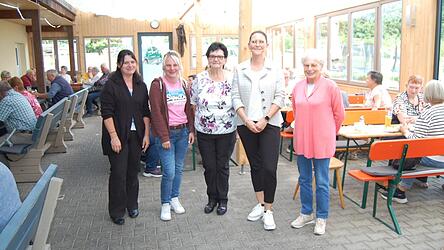 Beantworteten eine Vielzahl an Fragen: VdK-Jugendbeauftragte Ramona Simeth, Schriftführerin Magdalena Wittmann, Ortsvorsitzende Angela Gmeinwieser, Wohnraumberaterin Franziska Geiß und stellvertretende Ortsvorsitzende Rosemarie Breindl (v.l.). Beantworteten eine Vielzahl an Fragen: VdK-Jugendbeauftragte Ramona Simeth, Schriftführerin Magdalena Wittmann, Ortsvorsitzende Angela Gmeinwieser, Wohnraumberaterin Franziska Geiß und stellvertretende Ortsvorsitzende Rosemarie Breindl (v.l.).