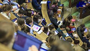 Im Koalitionsvertrag ist eine Bafög-Reform vereinbart. Doch Forschungsministerin Bär sieht derzeit keine Chance, dass Studenten mehr Geld erhalten. Im Koalitionsvertrag ist eine Bafög-Reform vereinbart. Doch Forschungsministerin Bär sieht derzeit keine Chance, dass Studenten mehr Geld erhalten.