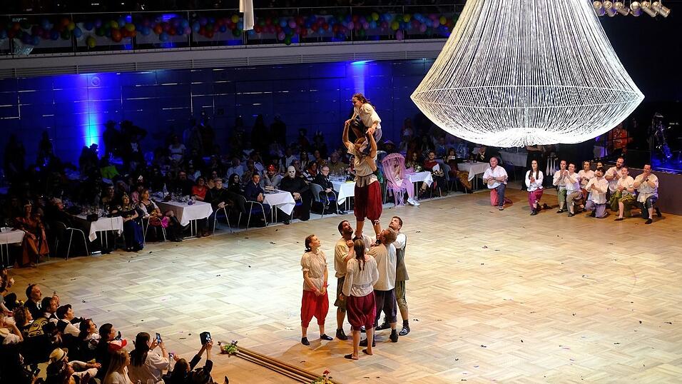 Der Künstlerball bot ein großes Showprogramm. Der Künstlerball bot ein großes Showprogramm.