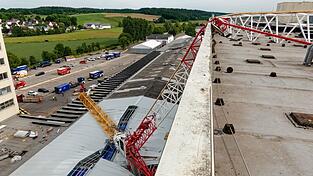 Vom Dach aus ist die Einschlagstelle des Kranauslegers gut zu erkennen.