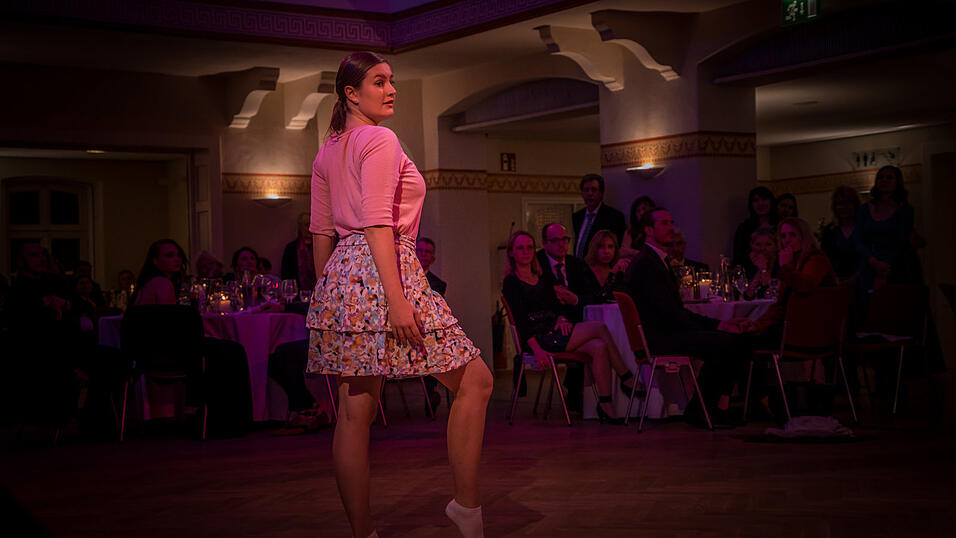 Anlässlich des 225-jährigen Bestehens veranstaltete das Landshuter Modehaus Oberpaur eine Jubliäumsgala - samt Vorführung historischer Abendkleider. Anlässlich des 225-jährigen Bestehens veranstaltete das Landshuter Modehaus Oberpaur eine Jubliäumsgala - samt Vorführung historischer Abendkleider.