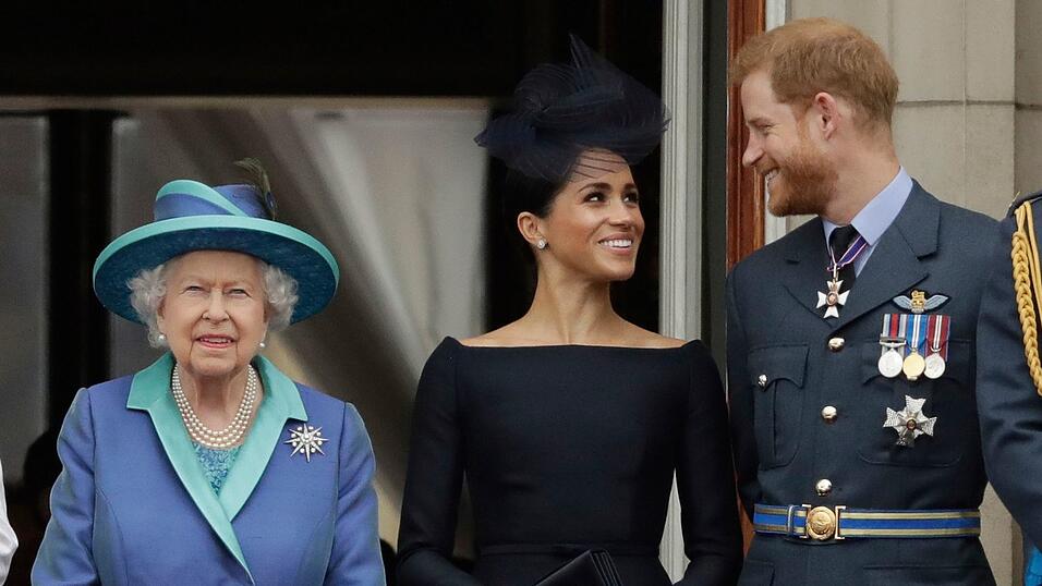 Ein Bild aus vergangenen Zeiten: Elizabeth II., Meghan und Prinz Harry Ein Bild aus vergangenen Zeiten: Elizabeth II., Meghan und Prinz Harry