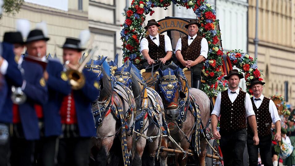 Brauereigespanne sind auf dem Weg zur Wiesn. Brauereigespanne sind auf dem Weg zur Wiesn.