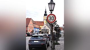 Die Initiative 'Lebenswerte Städte und Gemeinden - Initiative für Tempo 30 innerorts' setzt sich dafür ein, dass die Kommunen verkehrsberuhigte Bereiche festlegen dürfen. Die Initiative 'Lebenswerte Städte und Gemeinden - Initiative für Tempo 30 innerorts' setzt sich dafür ein, dass die Kommunen verkehrsberuhigte Bereiche festlegen dürfen.