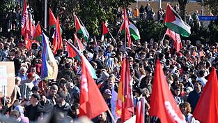 Tausende haben sich in Berlin für eine Demonstration gegen den Gazakrieg versammelt.
