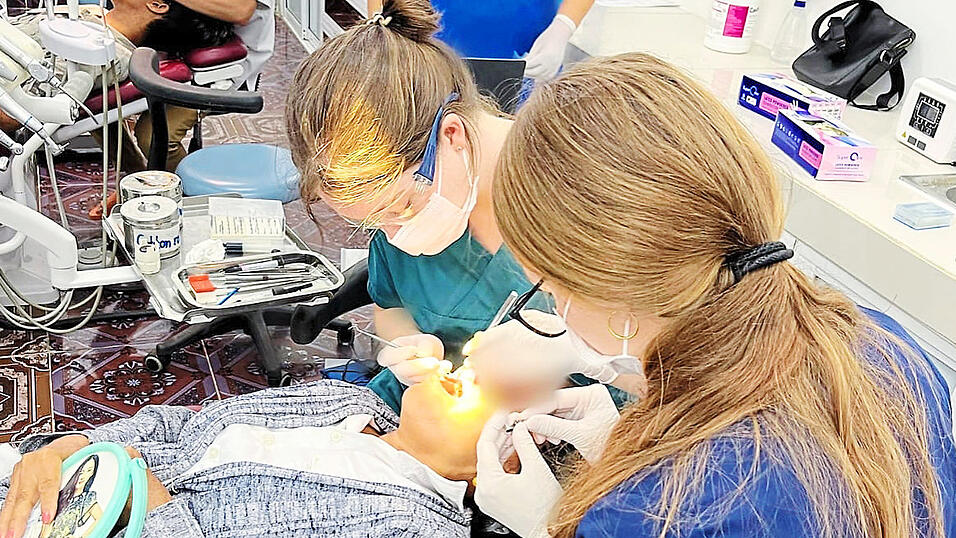 Selbstständig durften Lucia Beer und Sophia Schober Patienten behandeln. Selbstständig durften Lucia Beer und Sophia Schober Patienten behandeln.