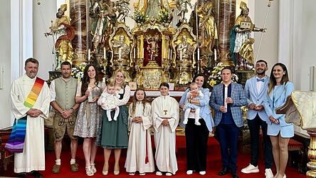 Die Taufgesellschaften mit den Ministranten und Diakon Martin M&uuml;nch