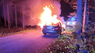 Der Mercedes steht in Flammen.