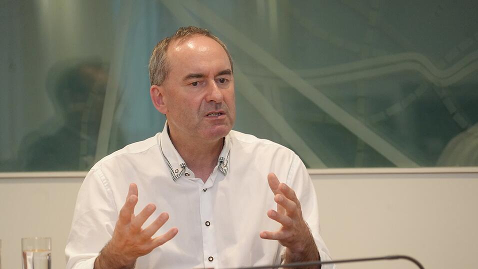 Freie-W&auml;hler-Chef Hubert Aiwanger w&auml;re gerne &ouml;fter bundesweit im Fernsehen zu sehen: 'Wenn ich nur zehn Prozent der Talkshow-Auftritte von Sahra Wagenknecht h&auml;tte, w&auml;ren wir deutlich st&auml;rker.'