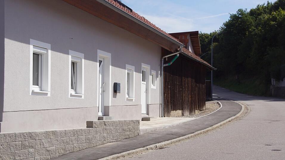 Der neue Gehsteig entlang der Hochbergstraße. Im Vergleich zu vorher ist es ein signifikanter Unterschied. Der neue Gehsteig entlang der Hochbergstraße. Im Vergleich zu vorher ist es ein signifikanter Unterschied.