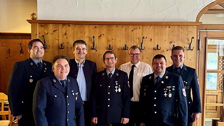 Jugendwart Markus Rank (Mitte) wurde f&uuml;r seine jahrelange Jugendarbeit geehrt. Mit auf dem Bild: Kreisbrandrat Manfred Danner, die Feuerwehrleitung, die beiden Vorsitzenden und B&uuml;rgermeister Michael Krumbucher.