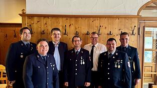 Jugendwart Markus Rank (Mitte) wurde f&uuml;r seine jahrelange Jugendarbeit geehrt. Mit auf dem Bild: Kreisbrandrat Manfred Danner, die Feuerwehrleitung, die beiden Vorsitzenden und B&uuml;rgermeister Michael Krumbucher.