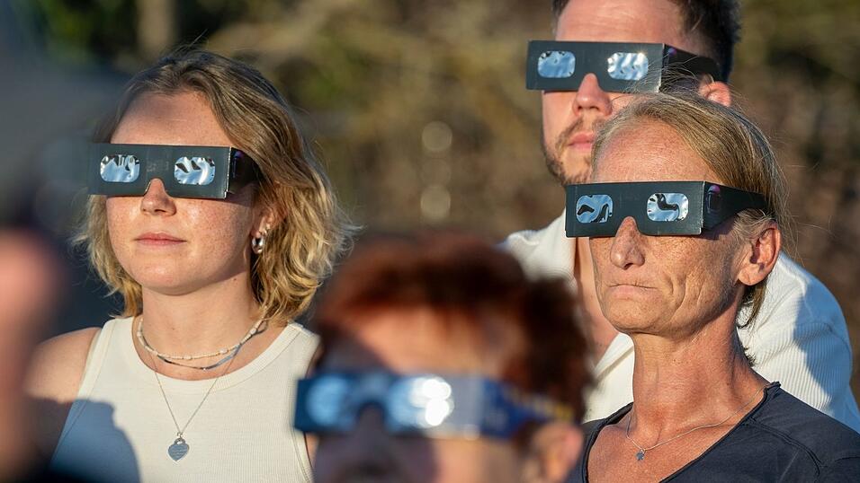 Gl&uuml;cklich, wer eine Sofi-Brille ergattert hatte - sie waren vielerorts ausverkauft.