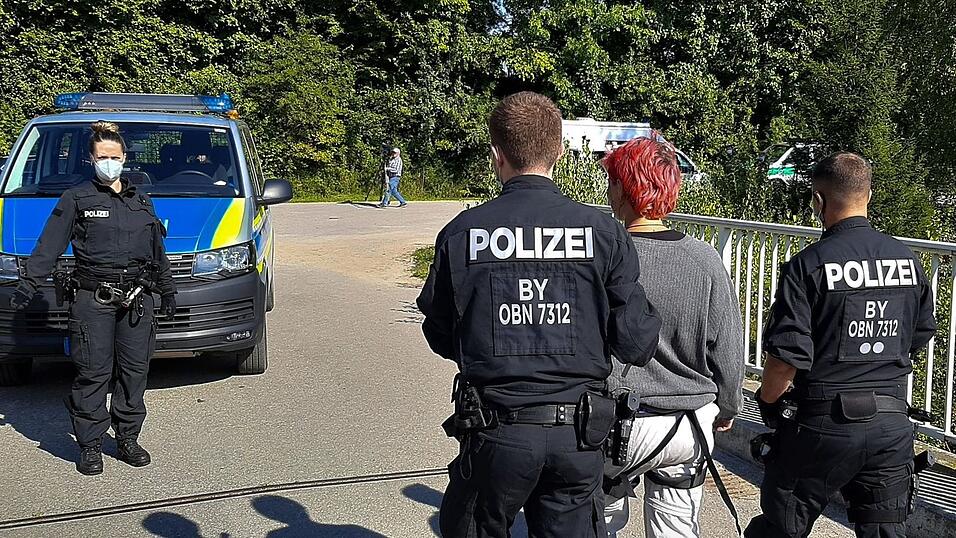 Eine Aktivistin wird von der Polizei abgeführt.