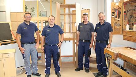 Die Schreinermeister-Truppe der JVA mit Betriebsleiter Stefan Fuchs (rechts) vor einem der Haftraumschränke. Hunderte davon fertigen sie gerade für das Passauer Gefängnis an. 
