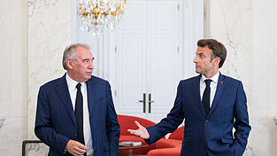 Präsident Emmanuel Macron (r.) ernannte François Bayrou erst im Dezember zum neuen Premierminister, nachdem dessen Vorgänger Michel Barnier durch ein Misstrauensvotum gestürzt worden war. (Archivfoto)