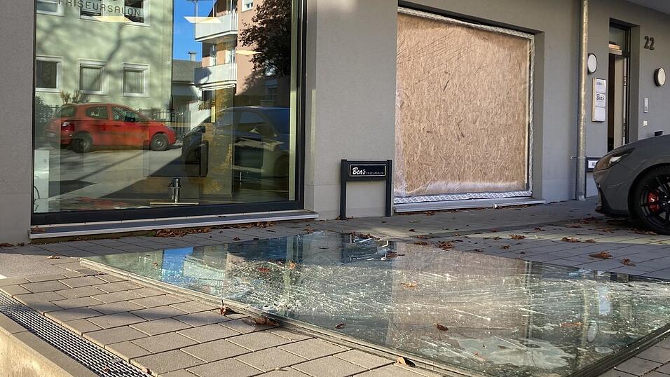 Das Schaufenster wurde völlig zerstört, der Sachschaden liegt im fünfstelligen Bereich. Das Schaufenster wurde völlig zerstört, der Sachschaden liegt im fünfstelligen Bereich.