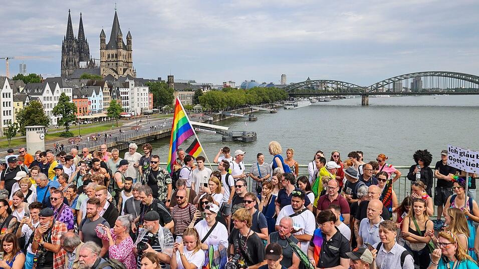 Alle Jahre wieder am ersten Juli-Wochenende gibt es in K&ouml;ln die gro&szlig;e Pride-Demo. (Archivbild)