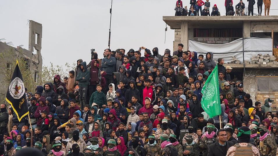 Versammlung im Gazastreifen vor Übergabe der Geiseln.