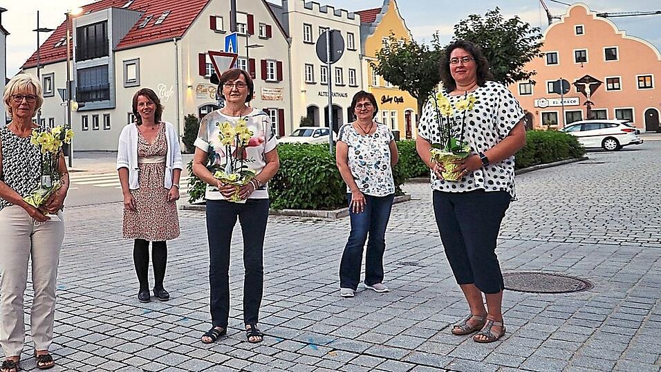 Wurden aus der Vorstandschaft der Frauen Union verabschiedet: Angelika Alt (vorne v.l.), Mathilde Schott und Ulrike Böll mit den Vorsitzenden der Frauen Union Diana Königer (m.), Helga Günzkofer (l.) und Brigitte Schott (r.).