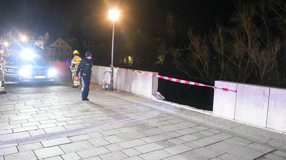 Der VW-Bus blieb im Geländer der Steinernen Brücke stecken. Der VW-Bus blieb im Geländer der Steinernen Brücke stecken.